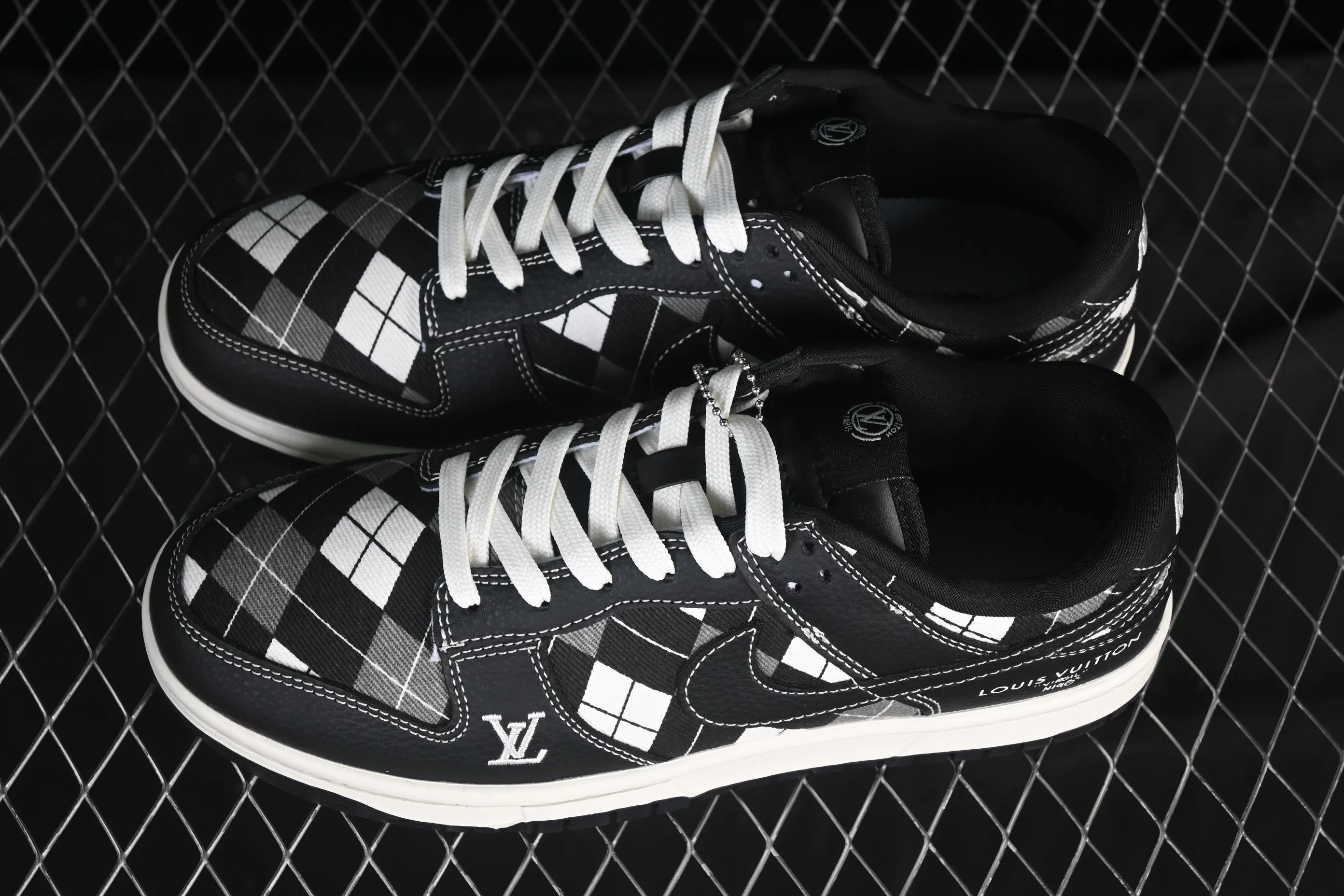 All categories Nk SB Dunk Series Nk SB Dunk Low High-end customized low-top sneakers Nike SB Dunk Low LV co-branded black and white mesh High-end customized low-top casual sneakers SC0601-460